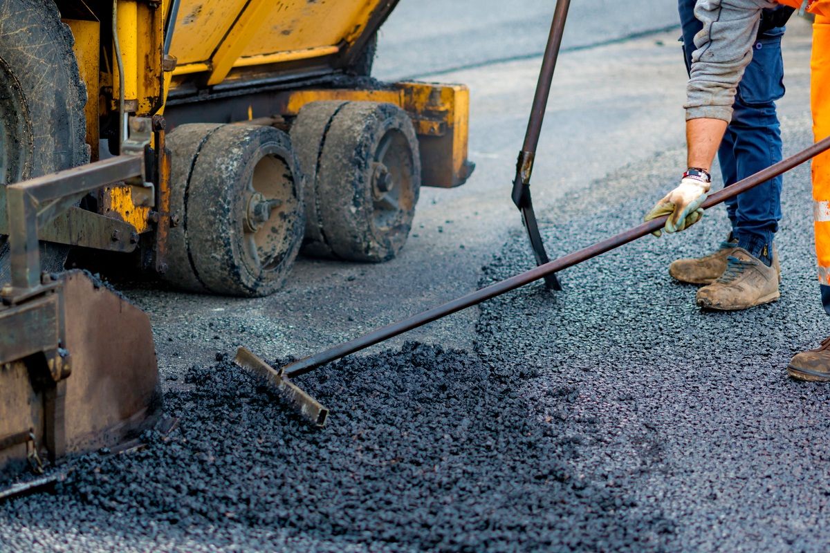 Top Mistakes Homeowners Make When Hiring Driveway Paving Contractors