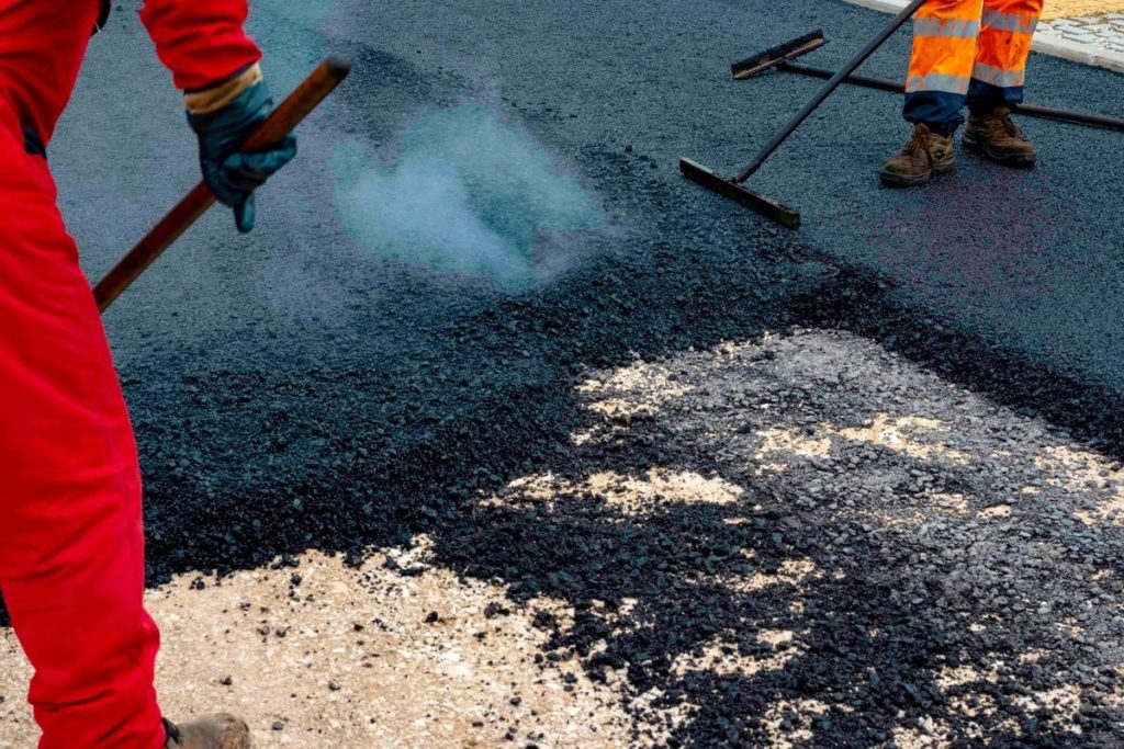 Top Mistakes Homeowners Make When Hiring Driveway Paving Contractors